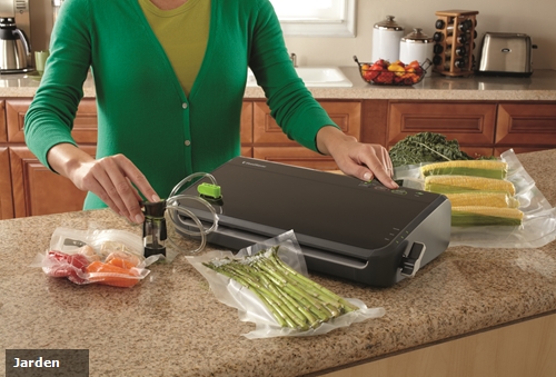 https://www.foodsaver.ca/on/demandware.static/-/Sites-food-saver-ca-Library/default/dwb2509e9f/images/blog/4-unexpected-uses-for-your-vacuum-sealer_1858_667095_0_14108041_500.jpg
